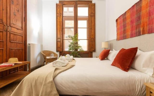 Great Spacious Apartment in the Gothic District City Center