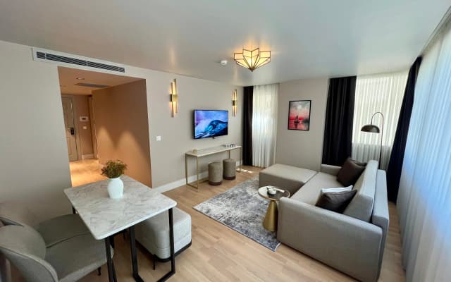 Weingart Suites Hotel